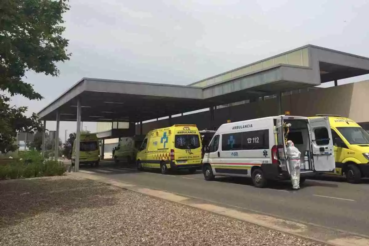 Varias ambulancias en las puertas de un hospital