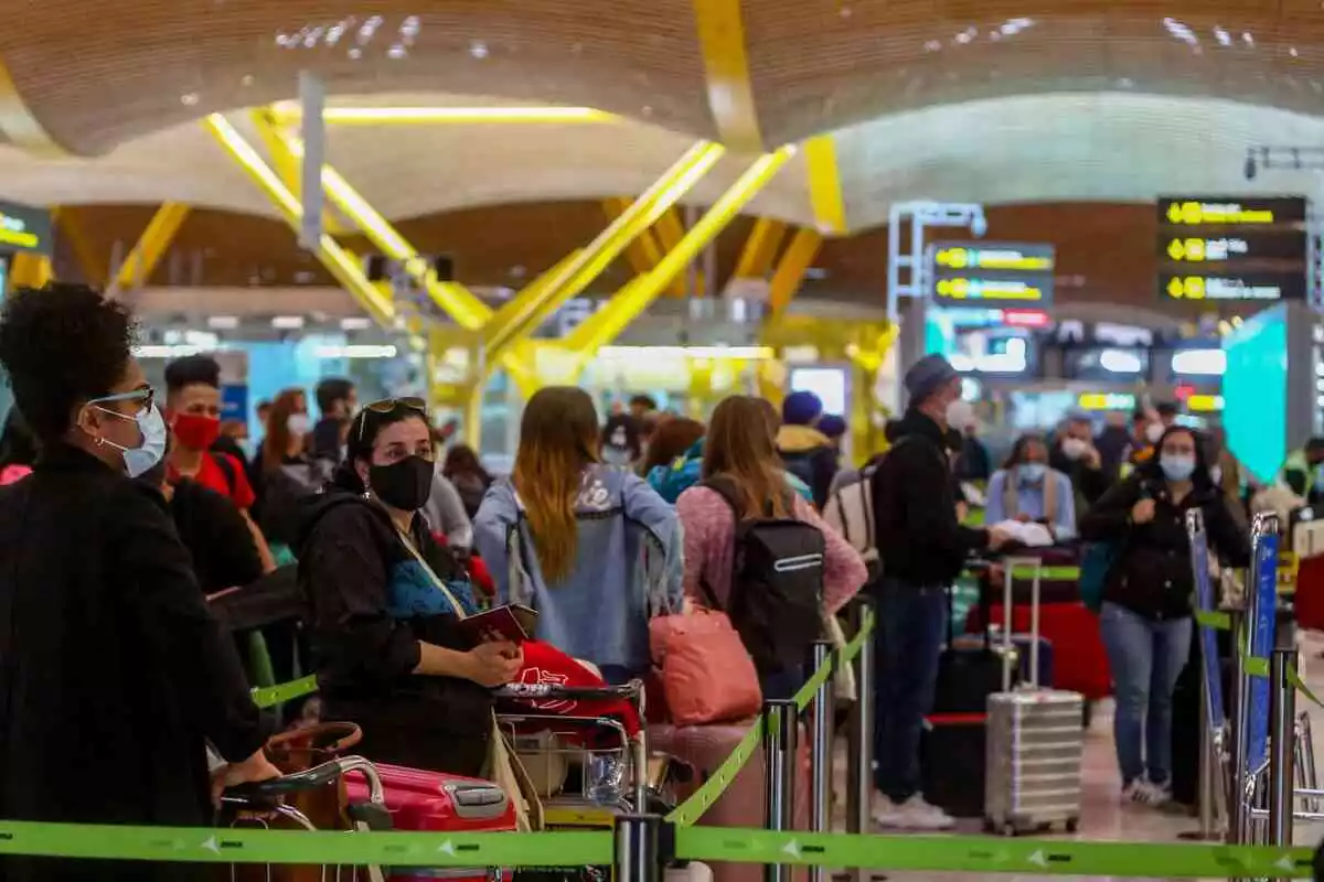 Viajeros haciendo cola en el aeropuerto de Barajas