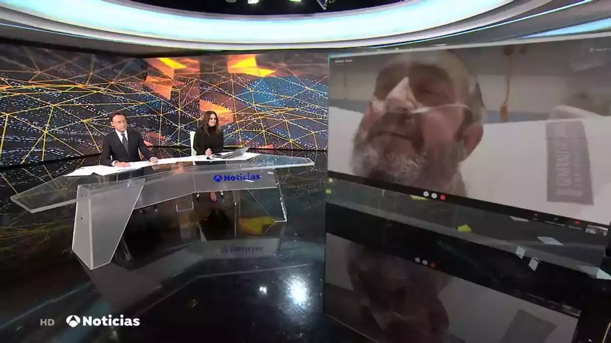 Captura de las noticias de Antena 3 con el Dr Casañ en directo via Skype