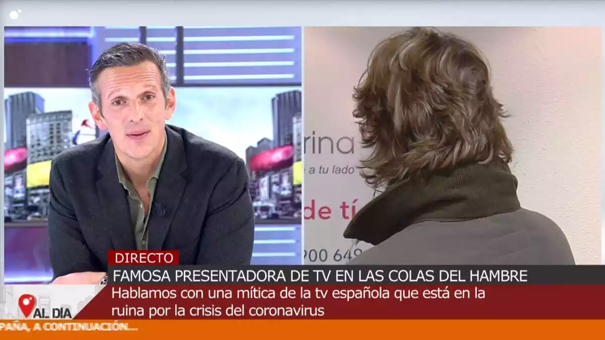 Captura del programa 'Cuatro al Día' de Cuatro, con Joaquín Prats entrevistando a una presentadora de espaldas el 15 de diciembre del 2020