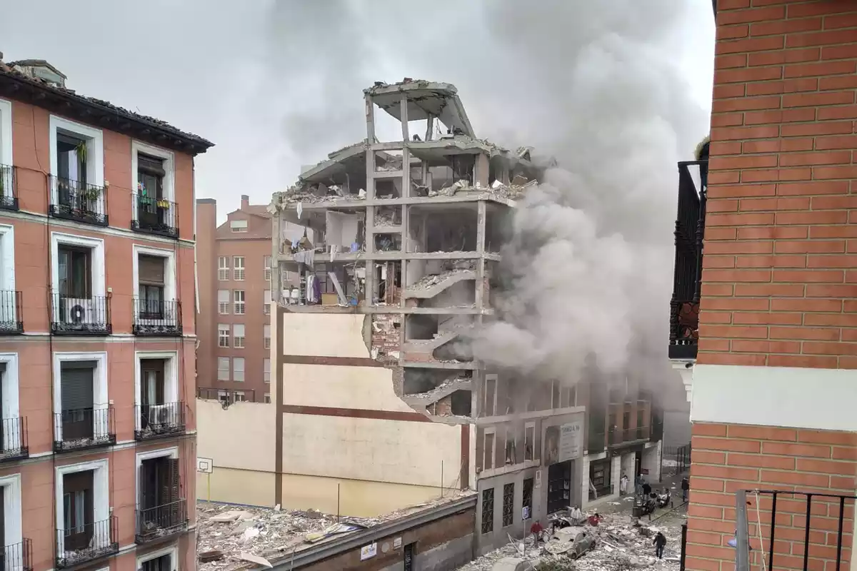 Casa derrumbada por una explosión en la calle Toledo de Madrid