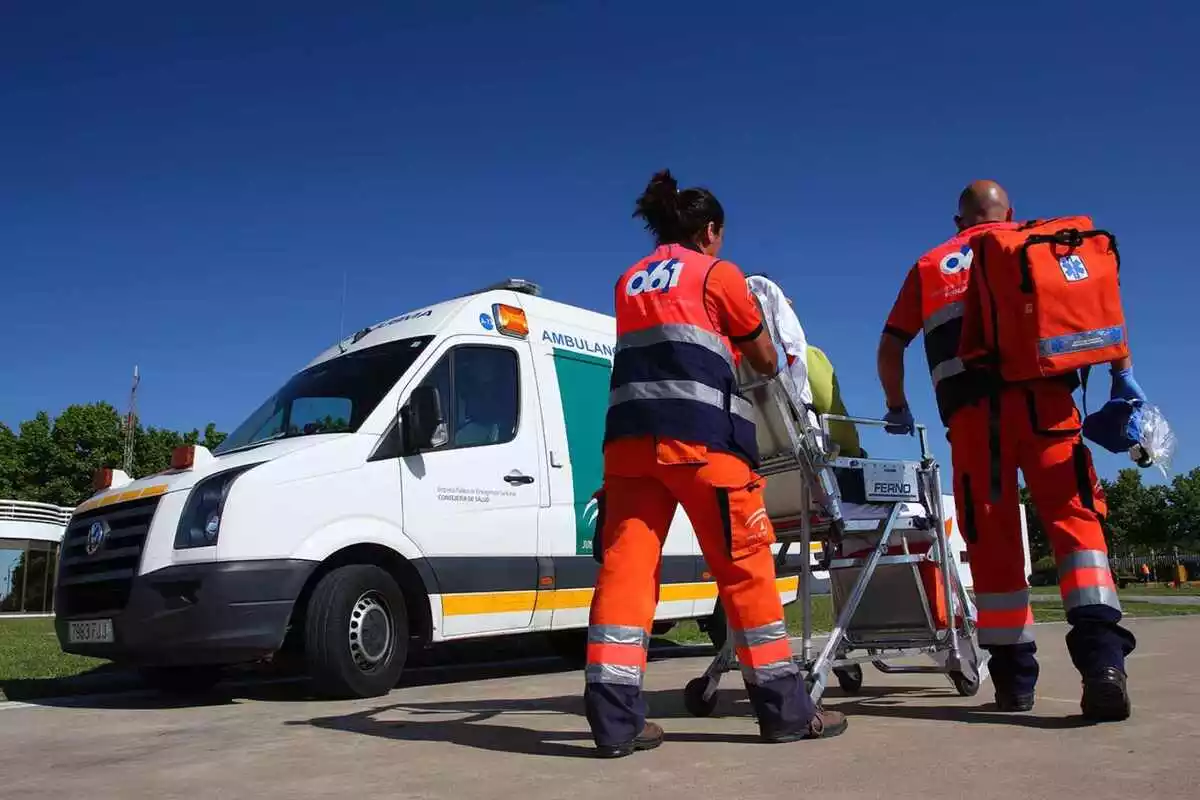 Dos sanitarios y una ambulancia del 061 de Andalucía