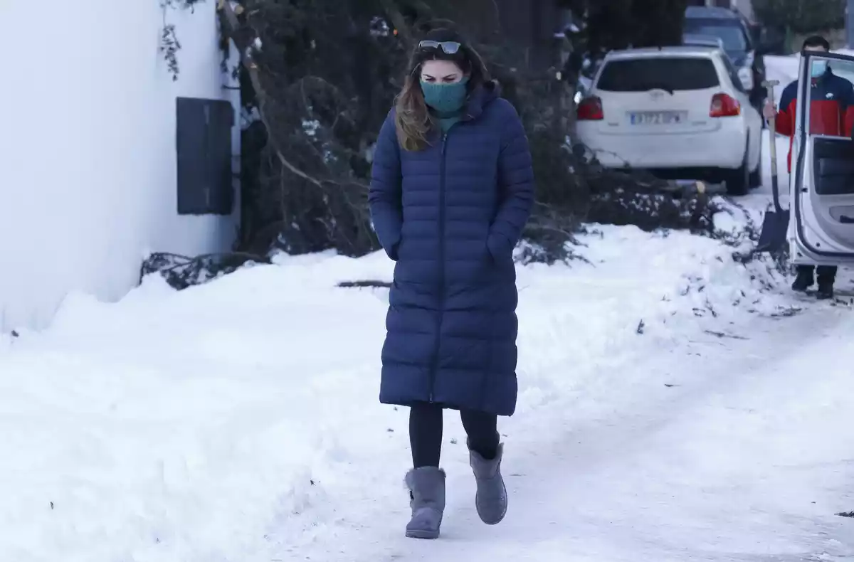 Fabiola Martínez paseando en una calle nevada