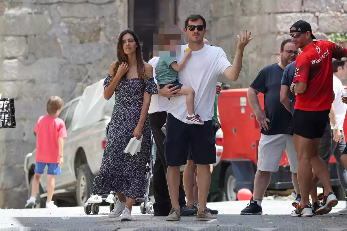 Iker Casillas con su hijo en brazos y Sara Carbonero de fondo