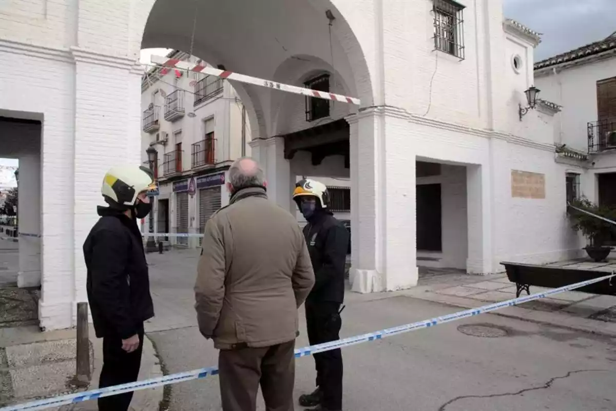 Imagen de bomberos revisando zonas de Granada afectadas por terremotos