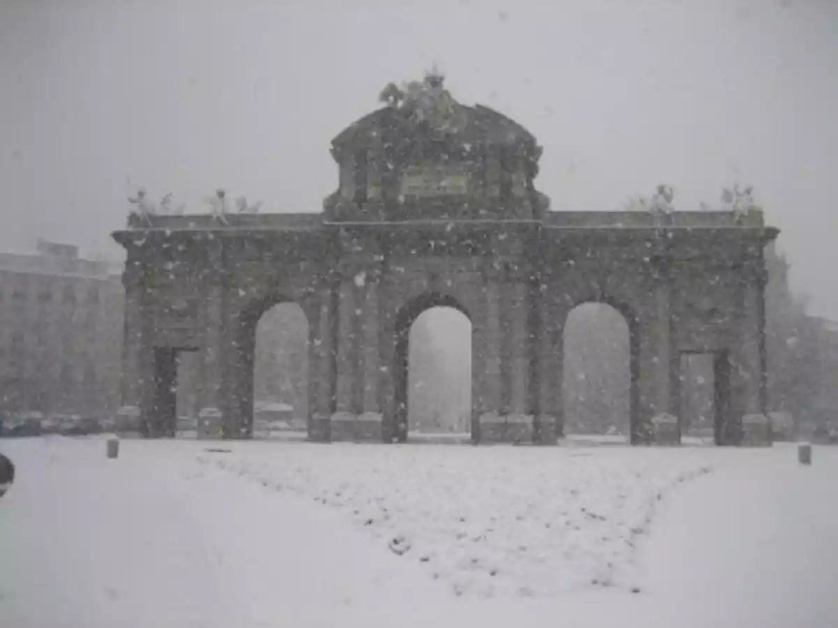 Imagen de la Puerta del Sol bajo una intensa nevada