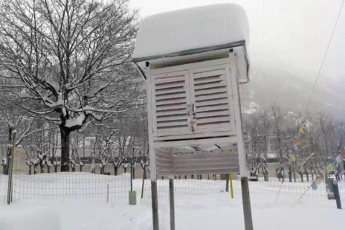 Imagen de una estación meteorológica bajo una nevada