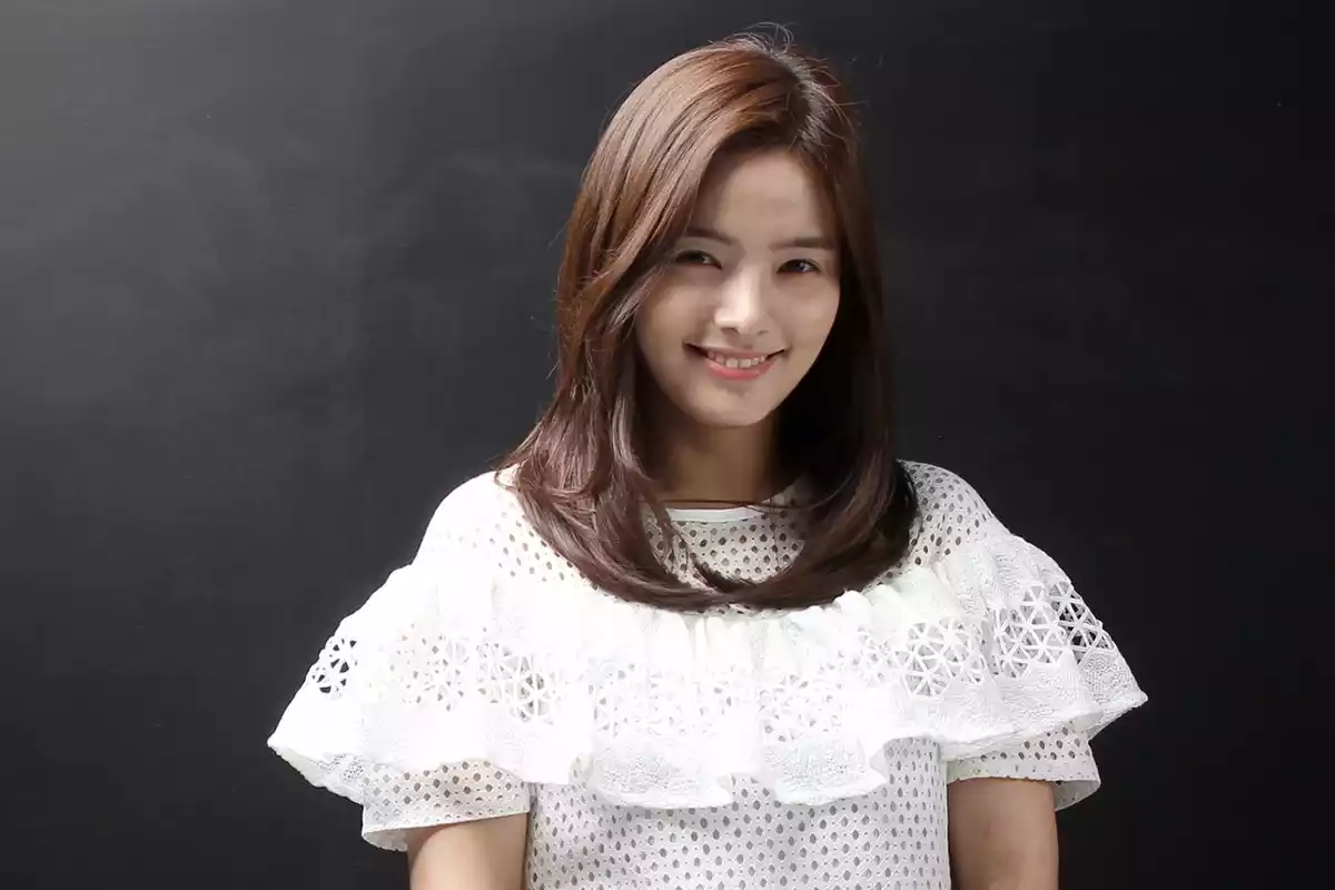 La actriz Song Yoo Jung sonriendo