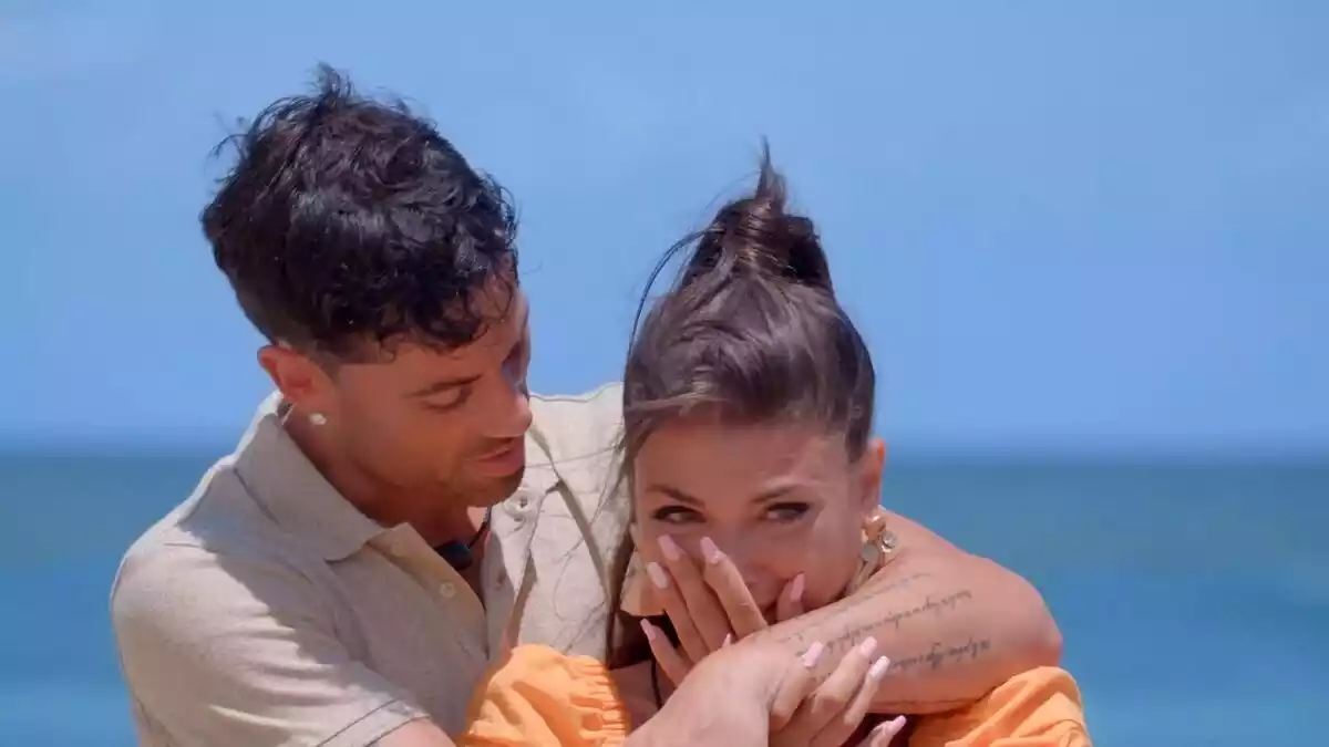 Lola de La Isla de las Tentaciones 3 llorando abrazada por su novio Diego