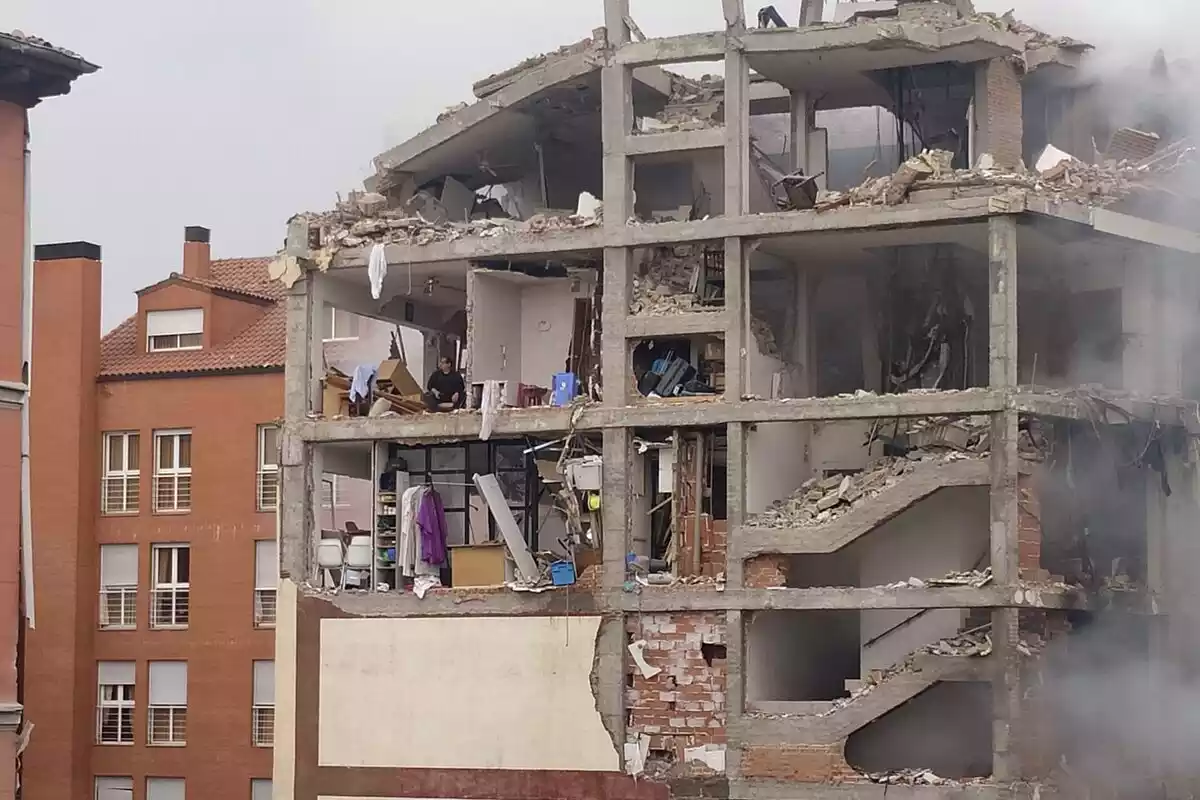Matías, un cura paraguayo, atrapado entre los escombros del edificio que ha explotado en Madrid