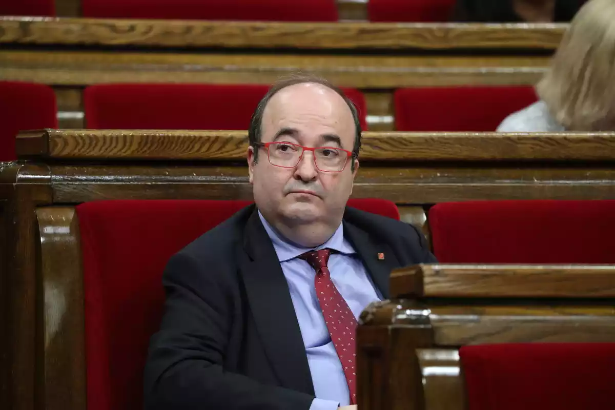 Miquel Iceta sentado en su escaño del Parlament de Cataluña
