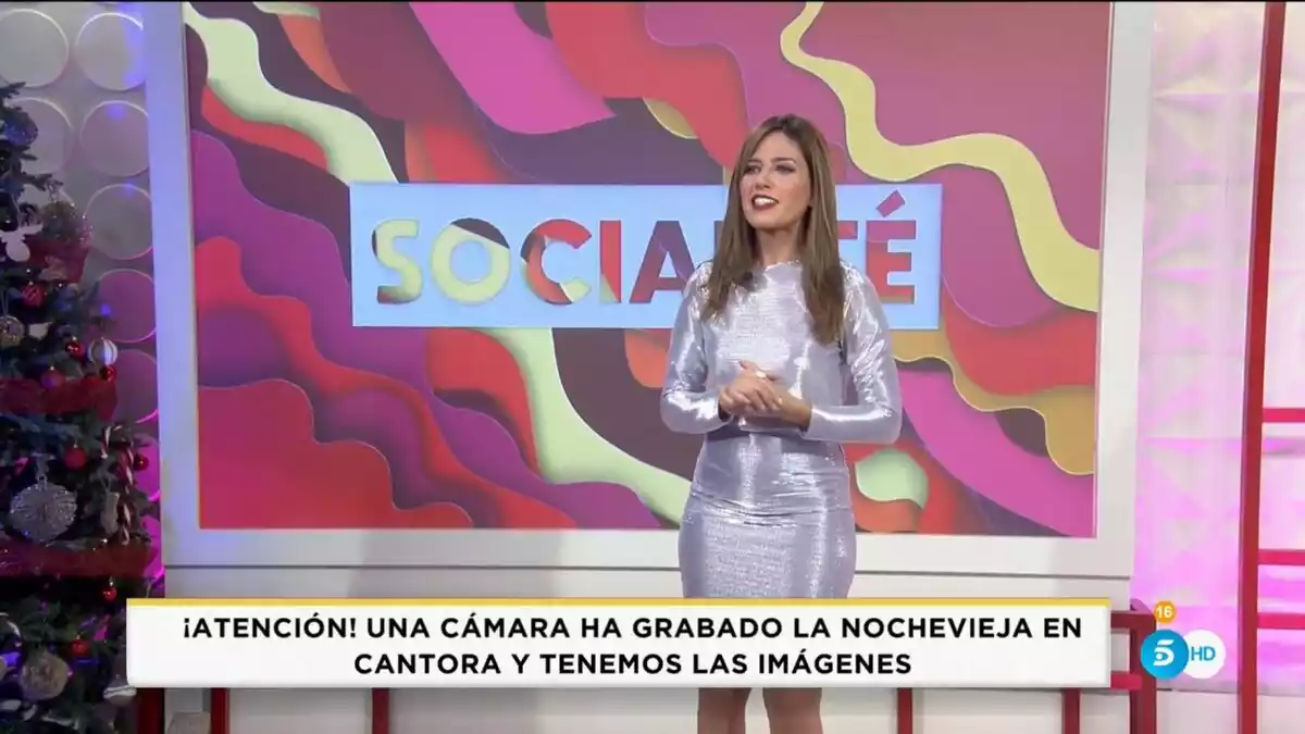 Nuría Marín presentando 'Socialité' con vestido gris plateado de manga larga