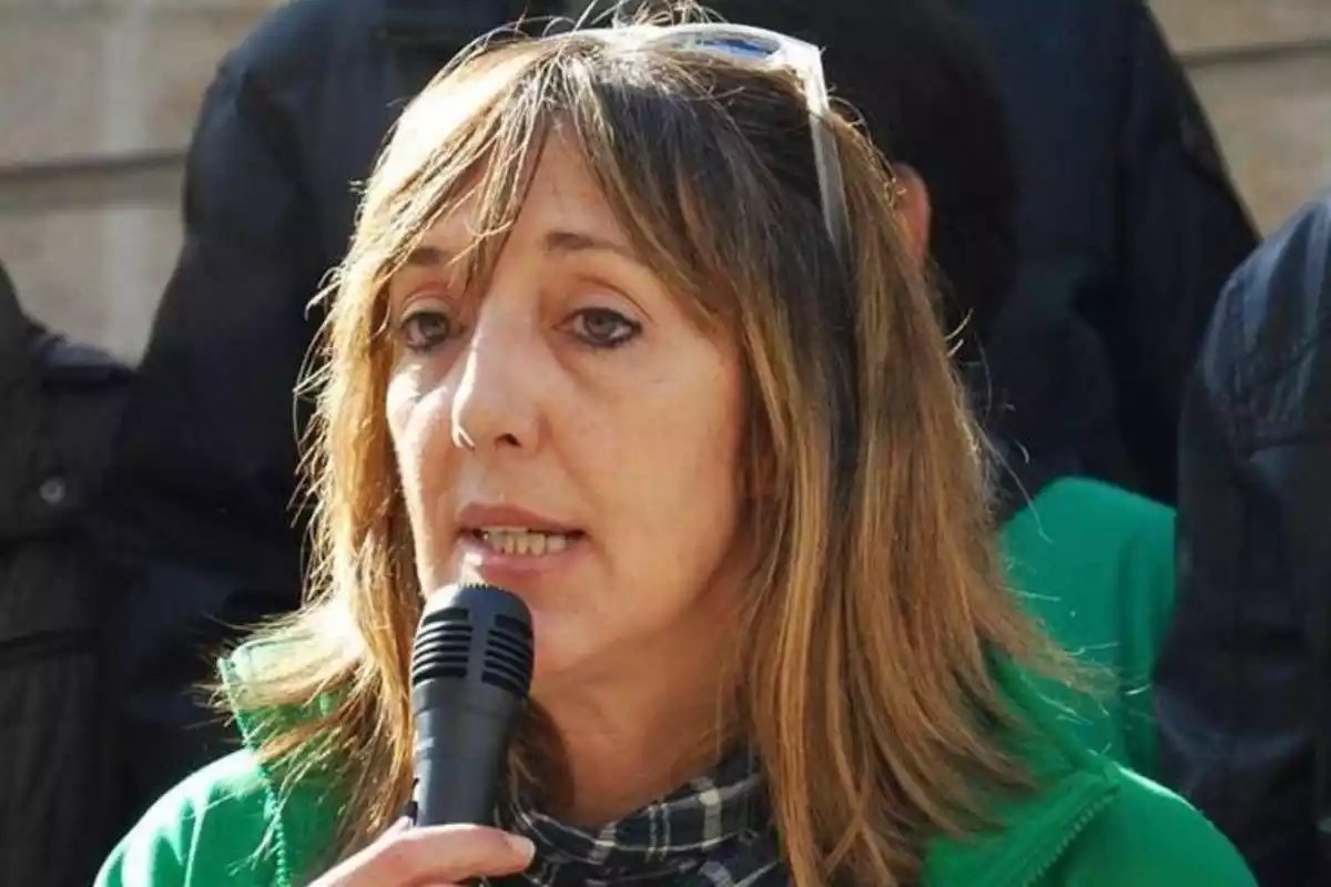 Carmen Pérez Conde con un micrófono en la mano