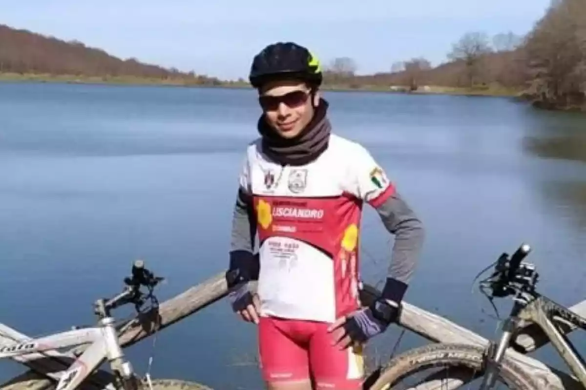 Giuseppe Milone con su bicileta frente a un lago