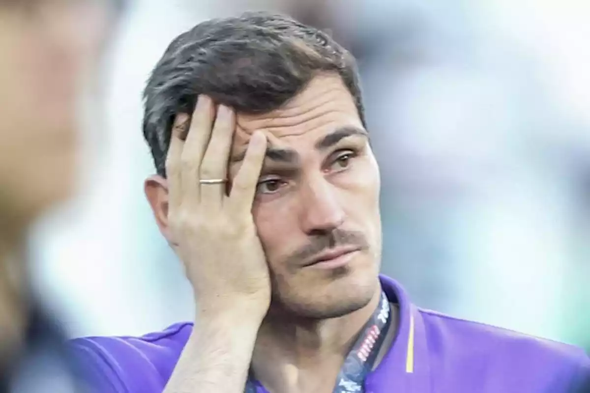 Iker Casillas con cara seria y poniéndose una mano en la cara