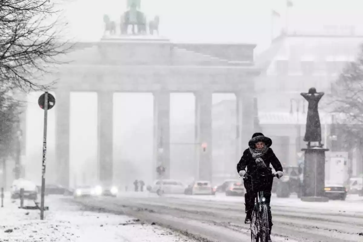 Imagen de la nevada en la Puerta de Bradenburgo, en Berlín