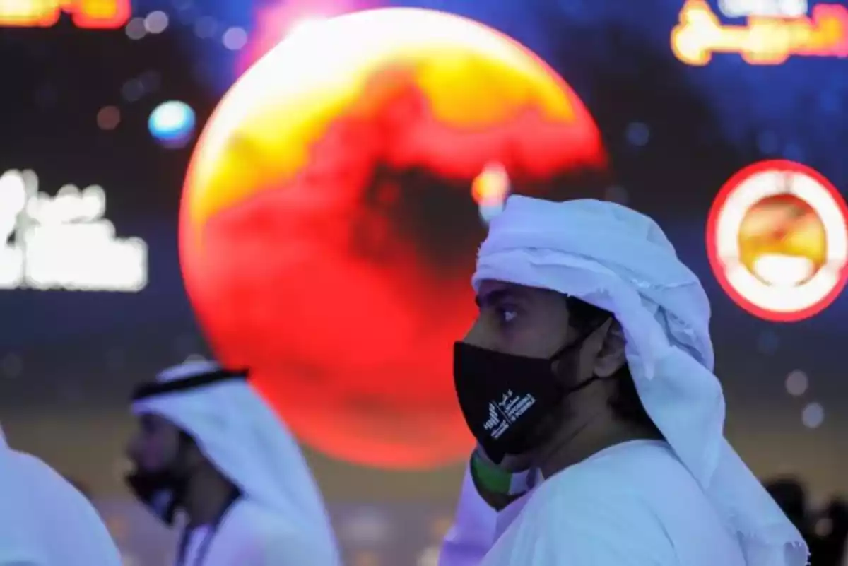 Imagen de los científicos de los Emiratos Árabes pendientes de la llegada de la nave a Marte
