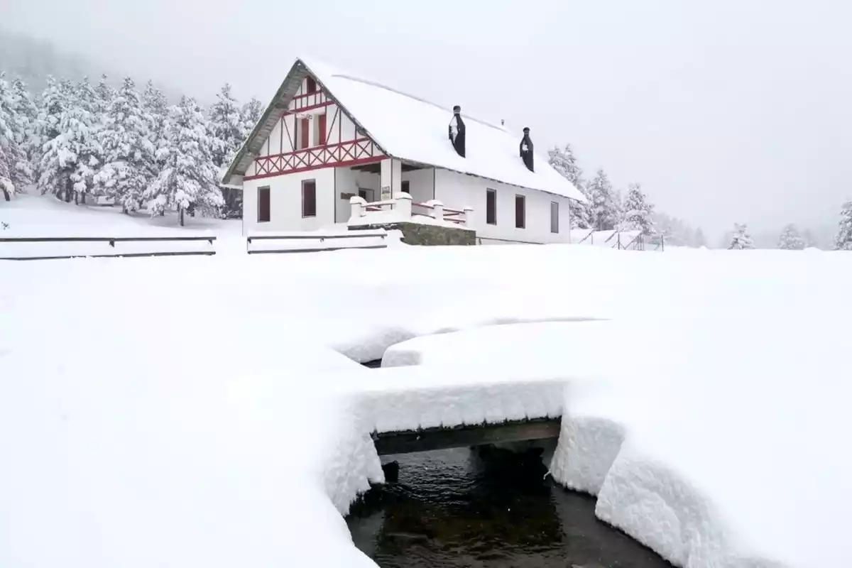 Imagen de una casa en pleno temporal de nieve