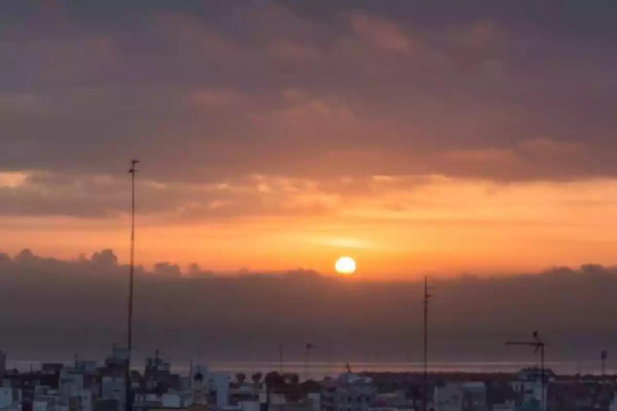 Imagen de una salida del sol en Valencia