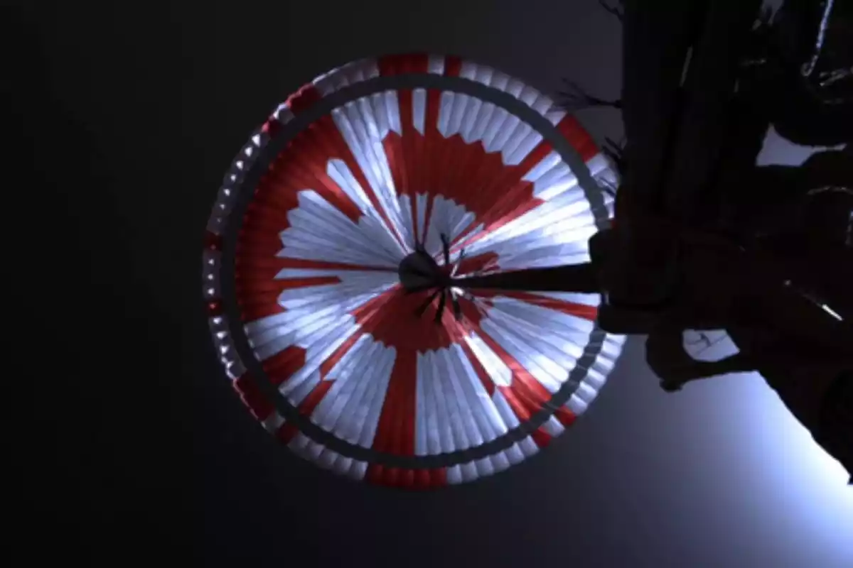 Imagen del paracaídas del 'Perseverance' aterrizando en Marte