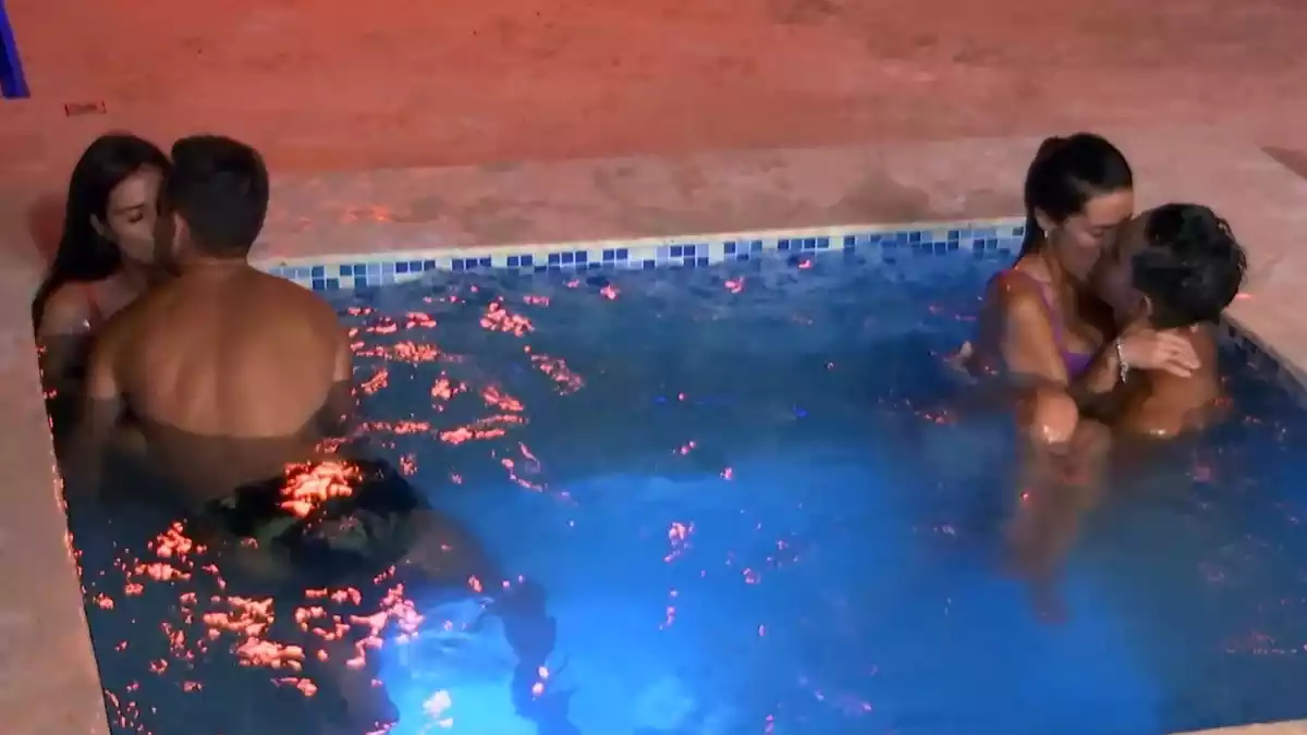 Jesús y Stephanie besándose en la piscina mientras que también se besan en esa Fiama y Manuel en 'La Isla de las Tentaciones 3'
