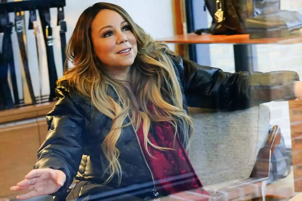 La cantante Mariah Carey comprando en Aspen
