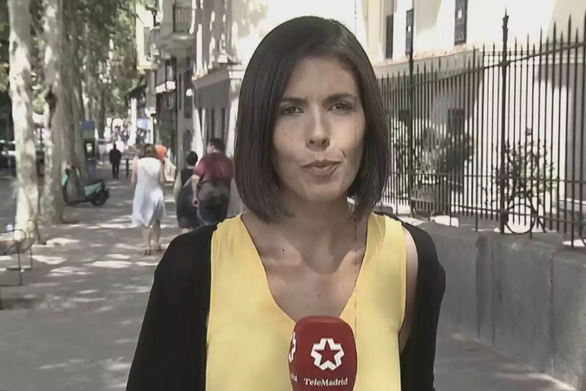 La periodista María Martínez en un un reportaje para Telemadrid