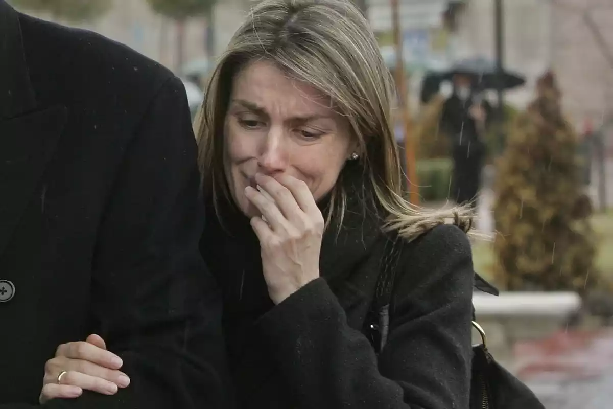 Letizia llorando en el funeral de su hermana, Erika Ortiz