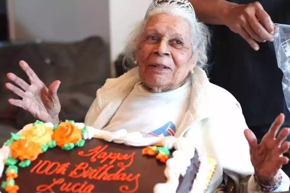 Lucia DeClerck celebrando su 100 cumpleaños