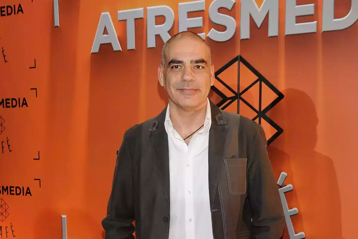 Nacho Abad delante de un fondo con el logo de Atresmedia
