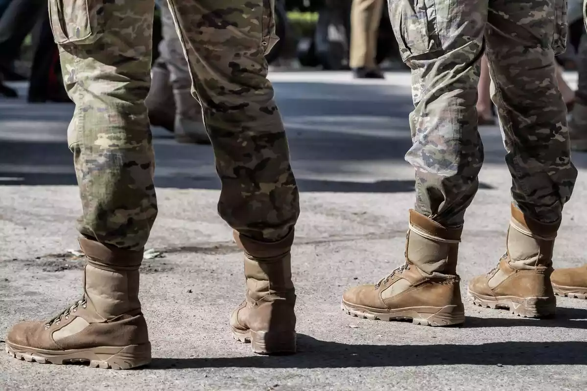 Plano de las piernas de dos soldados con sus uniformes y botas reglamentarias