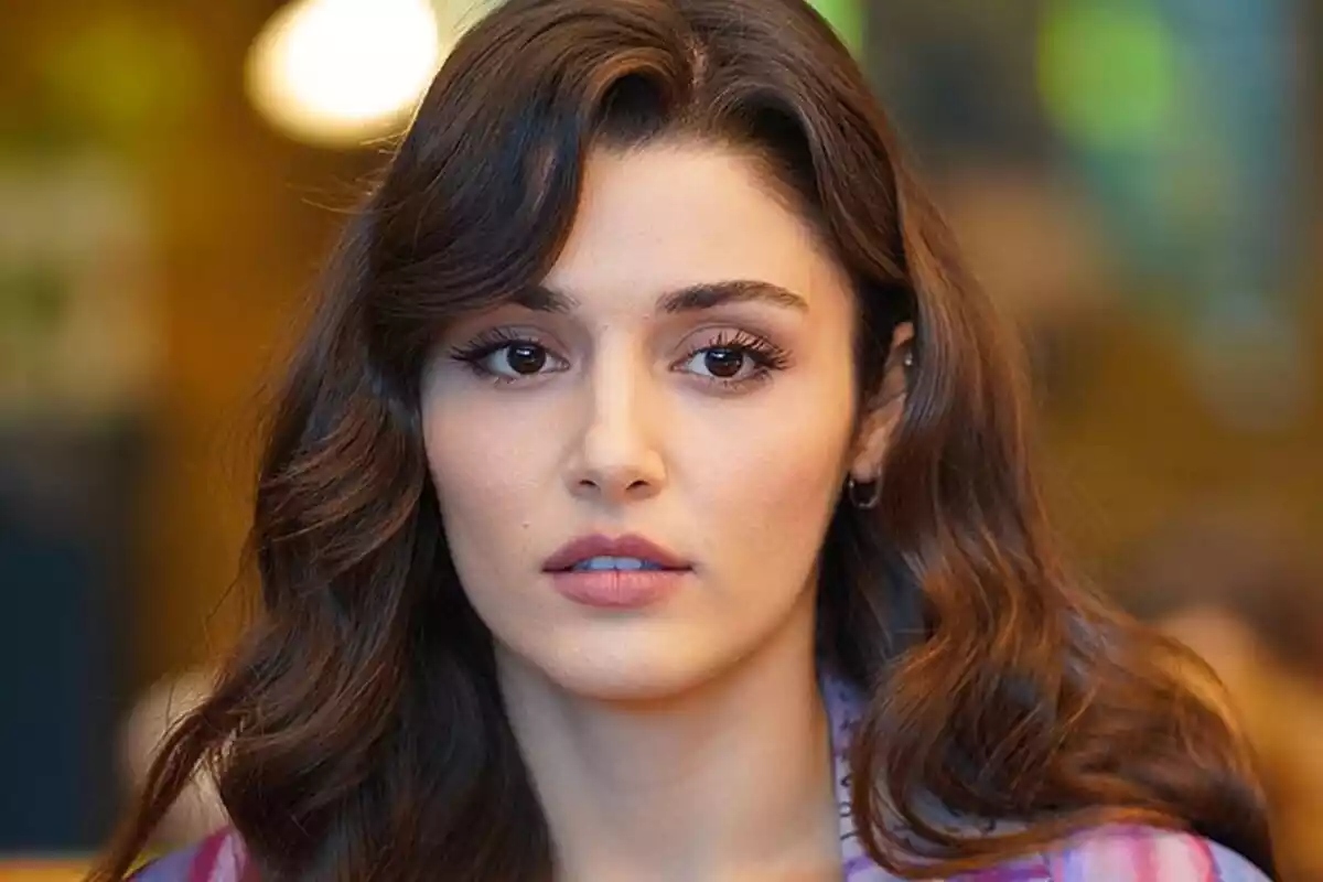 Primer plano de Hande Erçel, actriz en la serie turca 'Love is in the air'