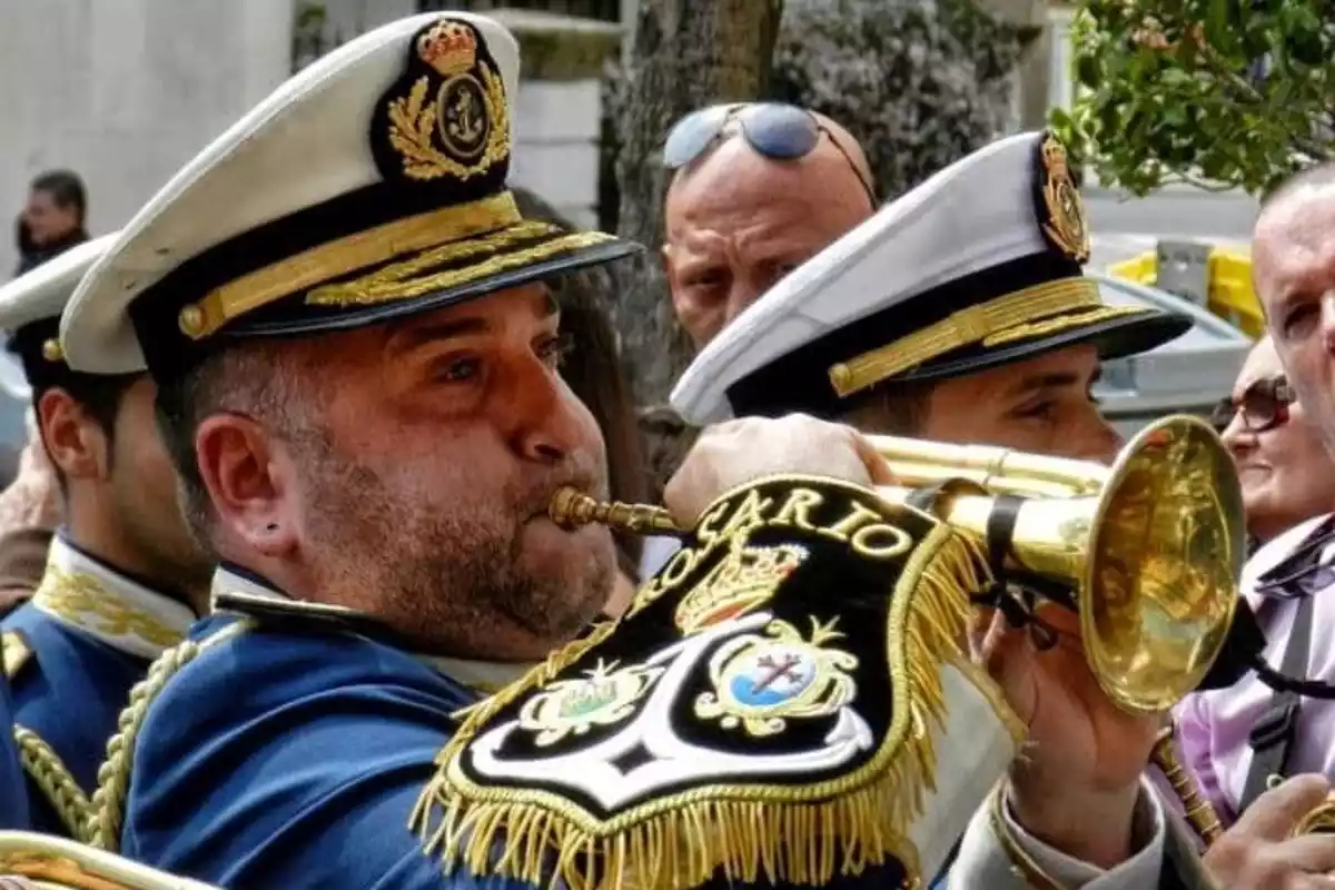 Sergio Larrinaga tocando la trompeta en una procesión de Semana Santa