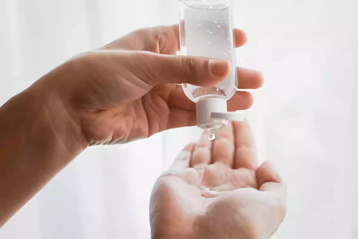 Una persona se desinfecta las manos con gel hidroalcohólico