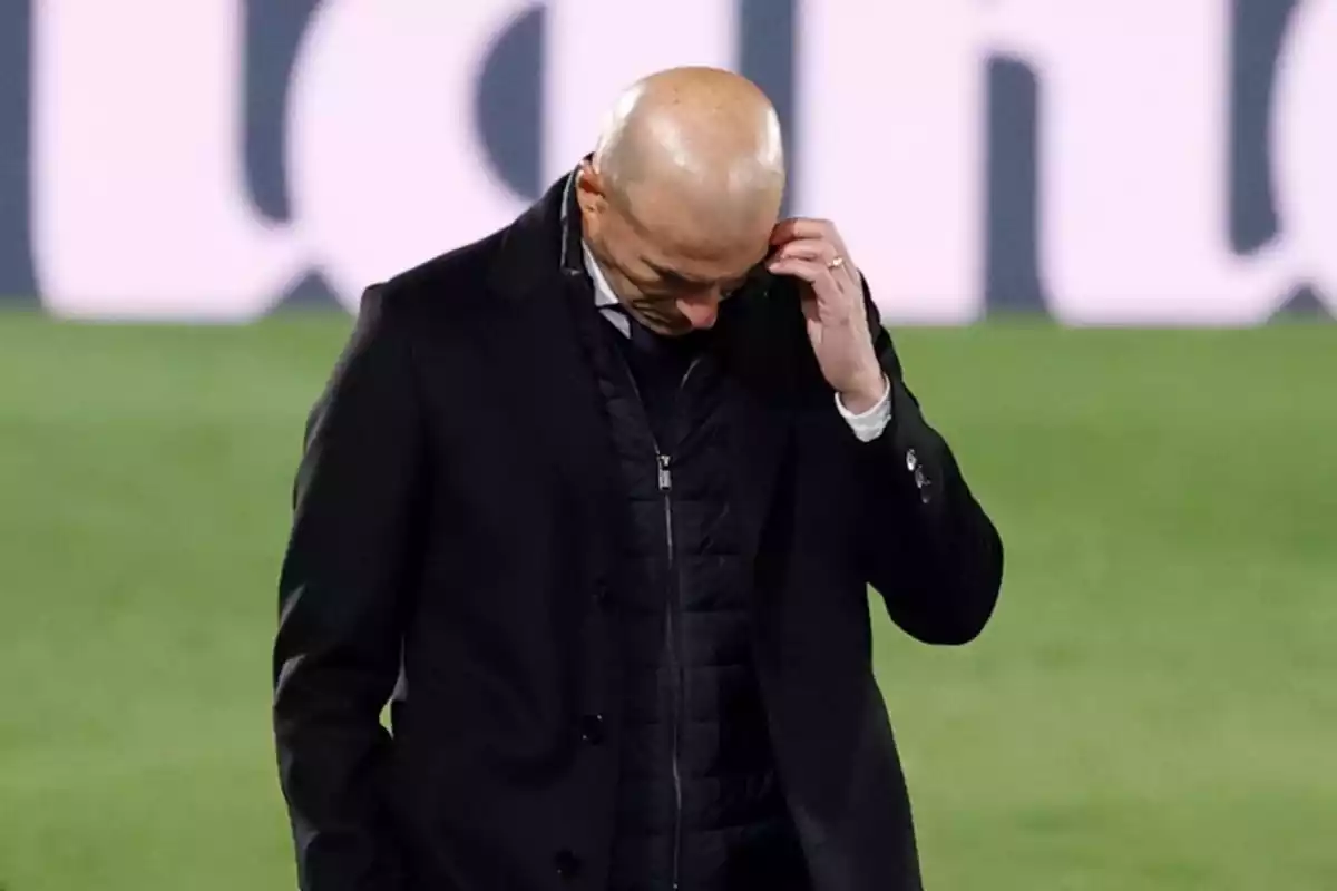 Zidane cabizbajo en un partido