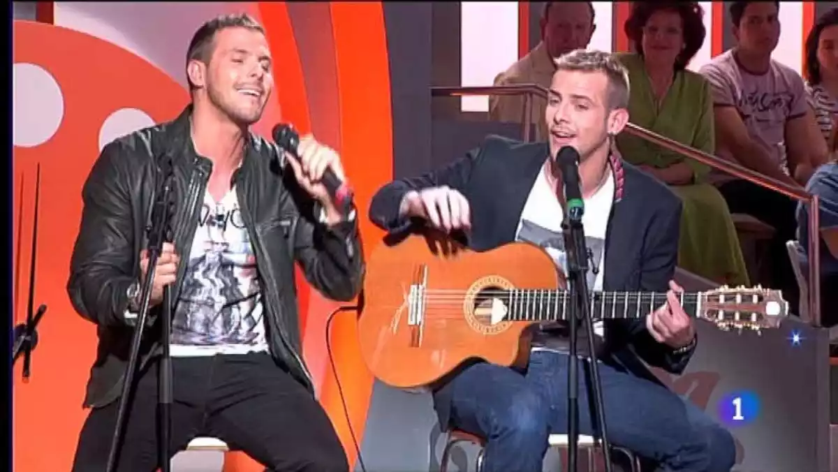Álex Casademunt, a la guitarra, cantando junto a su hermano Joan en el programa de La 1 'Tenemos que hablar' en 2013