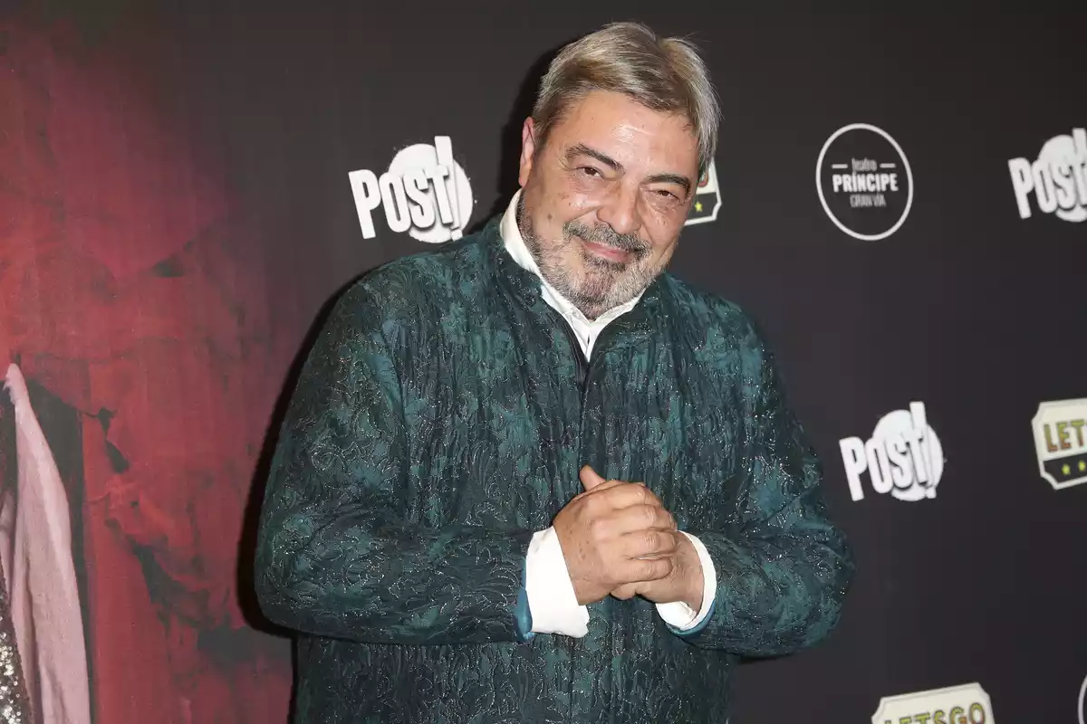 Antonio Canales posa en un evento sonriente y con chaqueta verde oscura