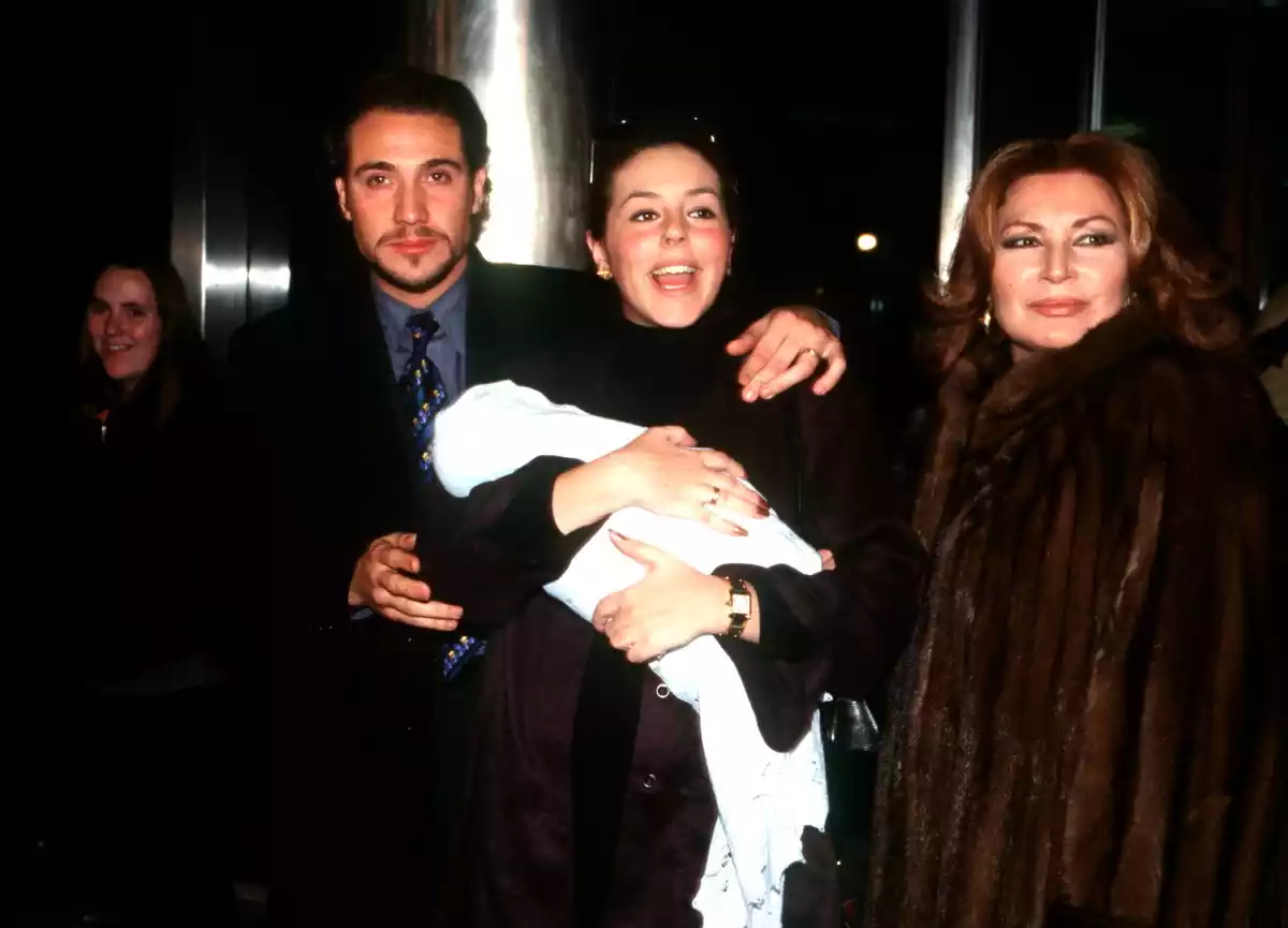 Antonio David Flores, Rocío Carrasco y Rocío Jurado posando con motivo del nacimiento de Rocío Flores en 1998