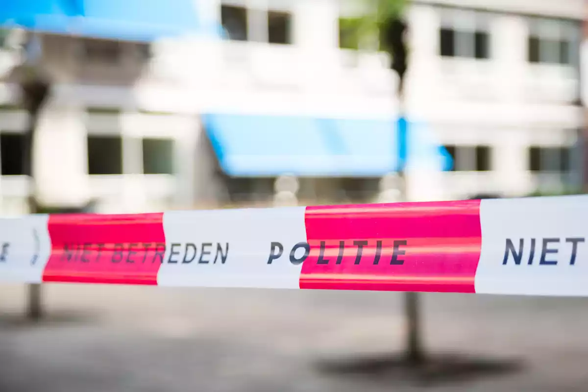 Cinta policial holandesa en una escena de un crimen