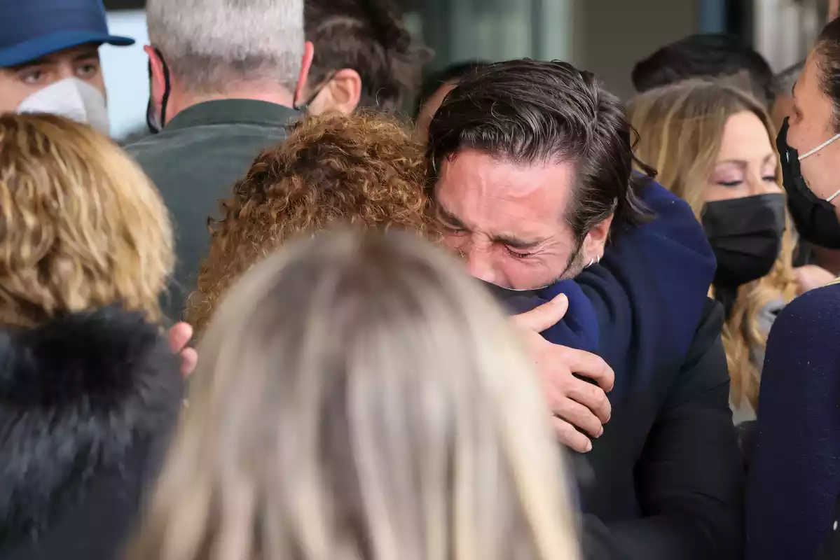 David Bustamante abrazado a la madre de Álex Casademunt en su entierro