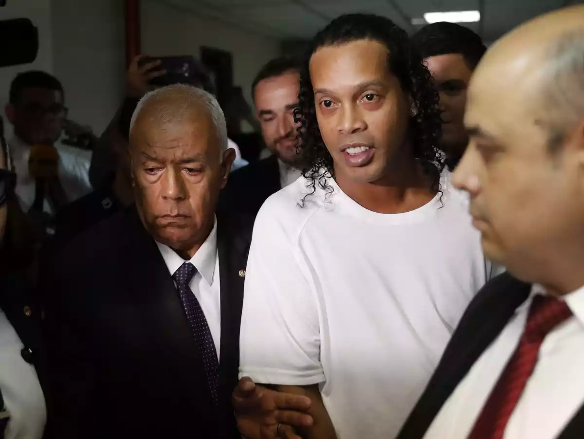 El exjugador de fútbol Ronaldinho abandona el Tribunal de Justicia en Asunción, Paraguay, el viernes 6 de marzo de 2020.