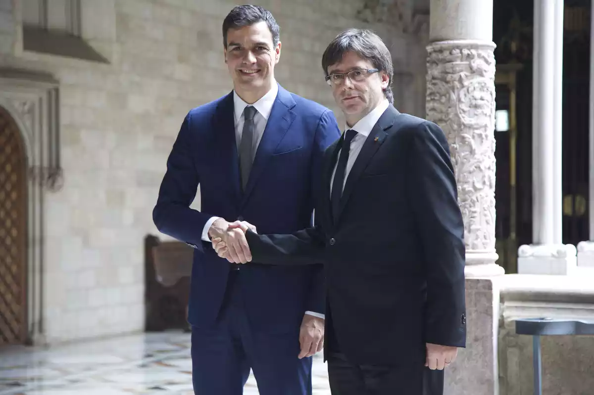 Encajada de manos entre Pedro Sánchez y Carles Puigdemont en el Palau de la Generalitat de Barcelona (15/03/2016).