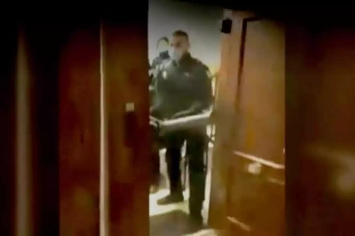 Guardia Civil usando el método de la «patada en la puerta».