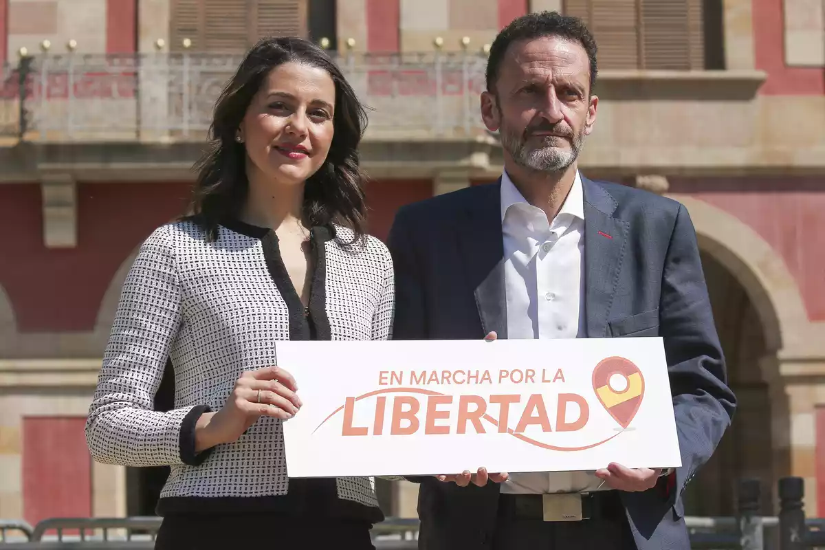 Inés Arrimadas y Edmundo Bal, ante el Parlament de Cataluña.