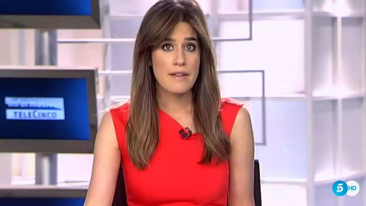 Isabel Jiménez presentando los informativos de Telecinco
