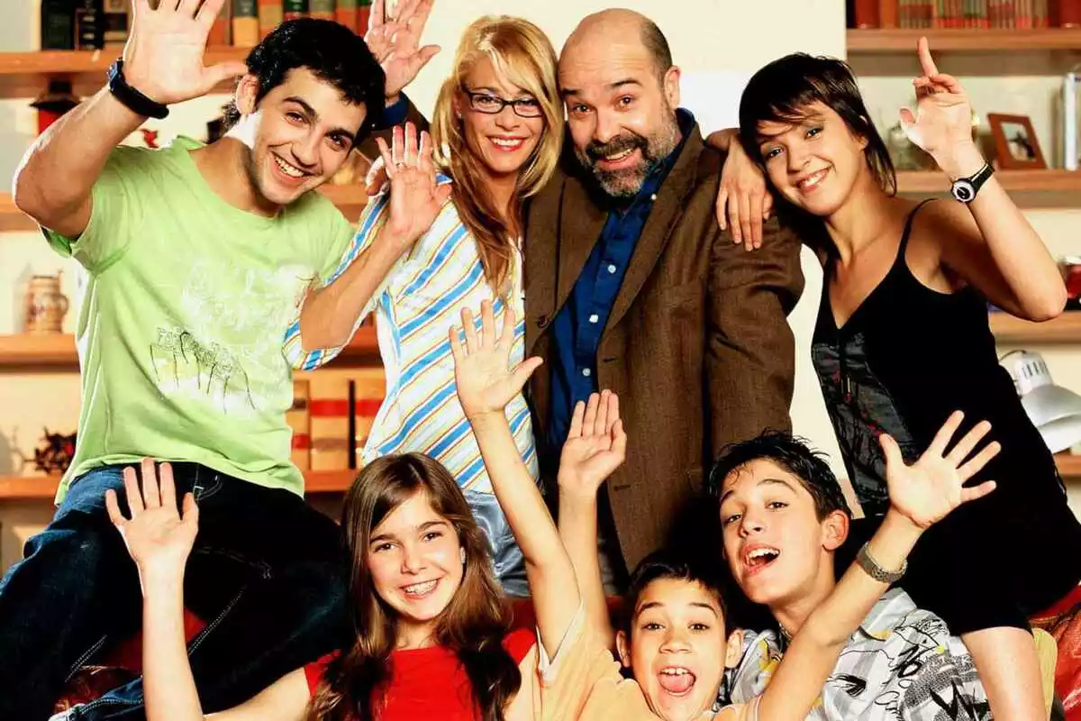 La familia protagonista de la serie 'Los Serrano' saludando para una foto