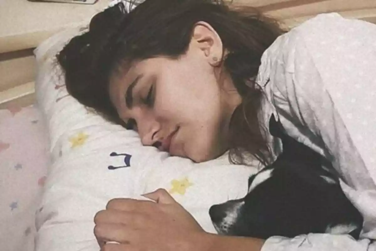 Lucía Moreno tumbada en la cama de un hospital