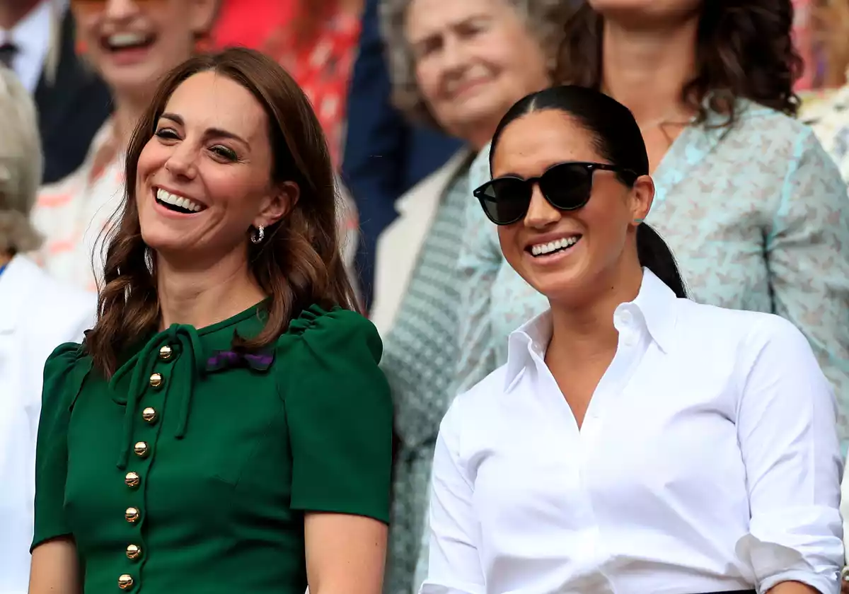 Meghan Markle y Kate Middleton sonrientes en un evento