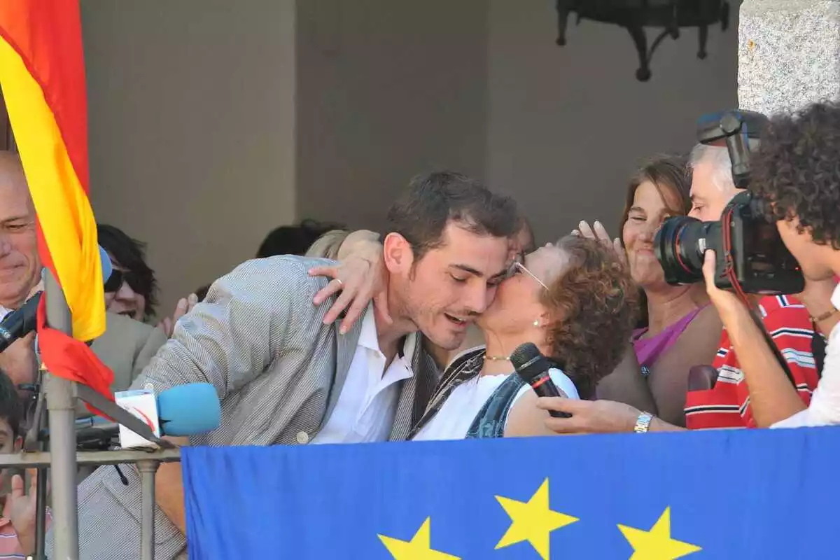 Nicasia, dando un beso a Iker Casillas