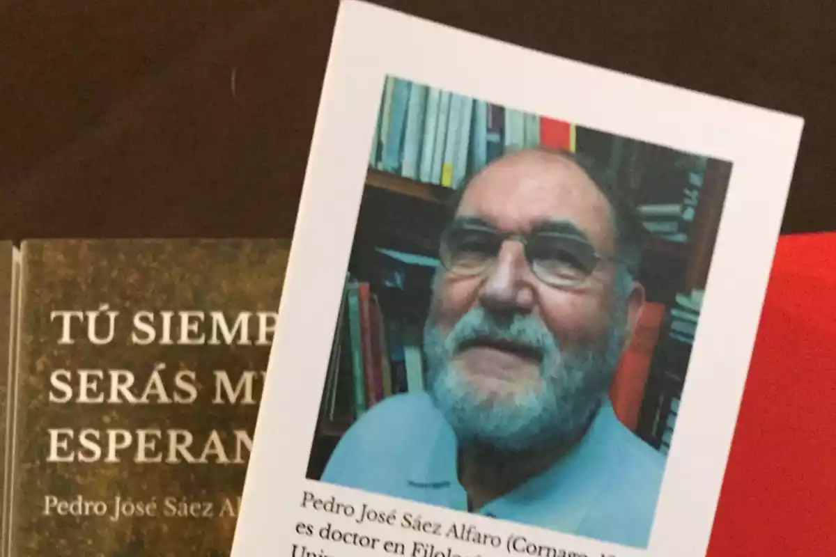 Pedro José Sáez Alfaro en la contraportada de su libro 'Tú siempre serás mi esperanza'